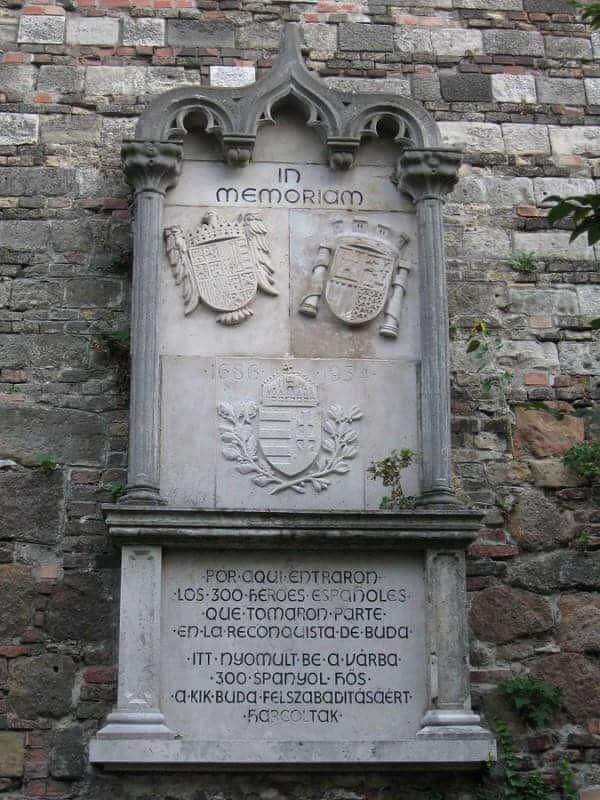CoronelVerdugo's tweet photo. Budapest placa conmemorativa a los 300 españoles que participaron en la noche del 2 al 3 de septiembre de 1686 en la liberación de Budapest del poder de los turcos. Los primeros 300 en tomar la ciudadela de Buda, fueron españoles. 

Santiago y cierra, España¡¡¡ https://t.co/DwFij6UR75