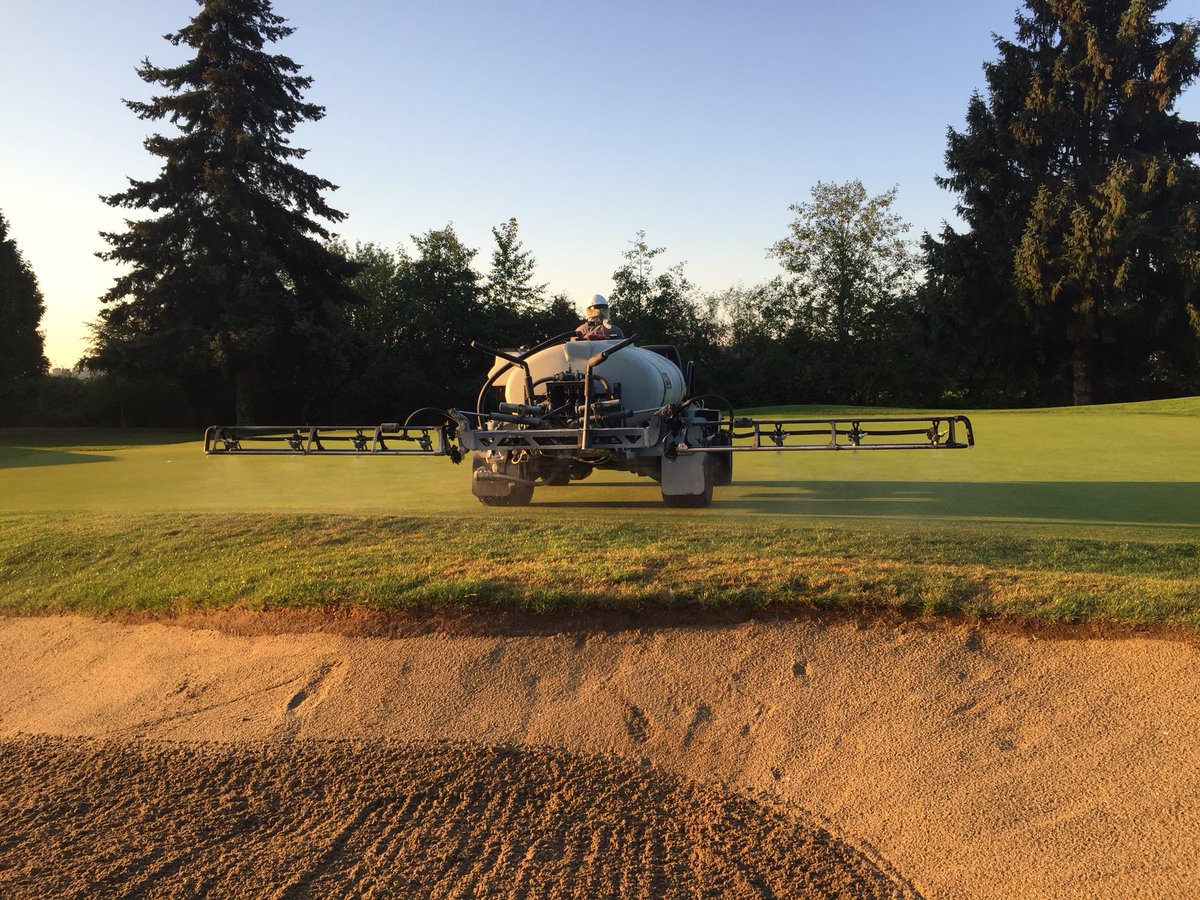 After stressing them out over the long weekend and Men’s Club Championship its time for a little feeding! #turffuel #fuelyourturf #PNW #poa #turfgrass