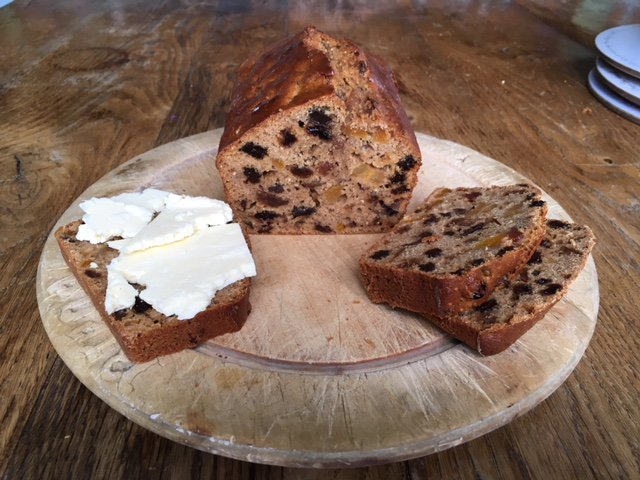 Just made 2017 @BritishBakeOff finalist, @Kate_Lyon_ Persian Tea Loaf. Delicious, especially with a slice of Wensleydale katielyon.com/persian_tea_lo…