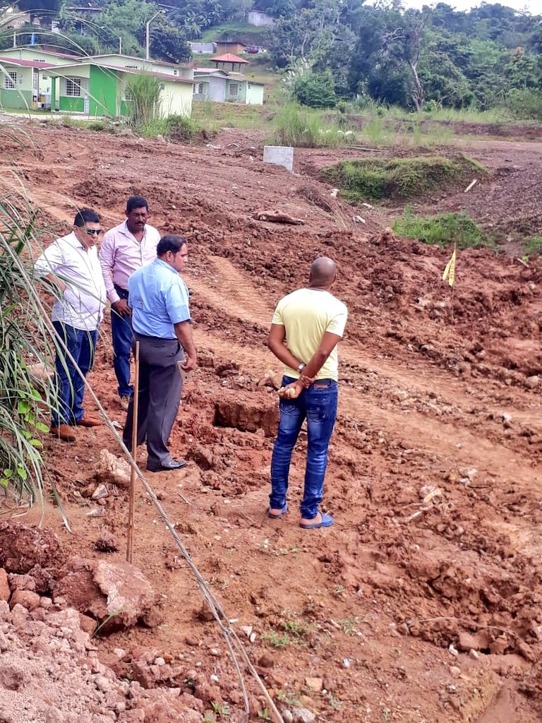 ErickArraijan13's tweet photo. Inspección realizada a la Barriada el Níspero en Arraiján junto al MIVIOT, SINAPROC, MIDA y ACODECO a razón de denuncia de los residentes por supuestas irregularidades de parte de la promotora. #PanamáOeste https://t.co/2dsN3AjXf1