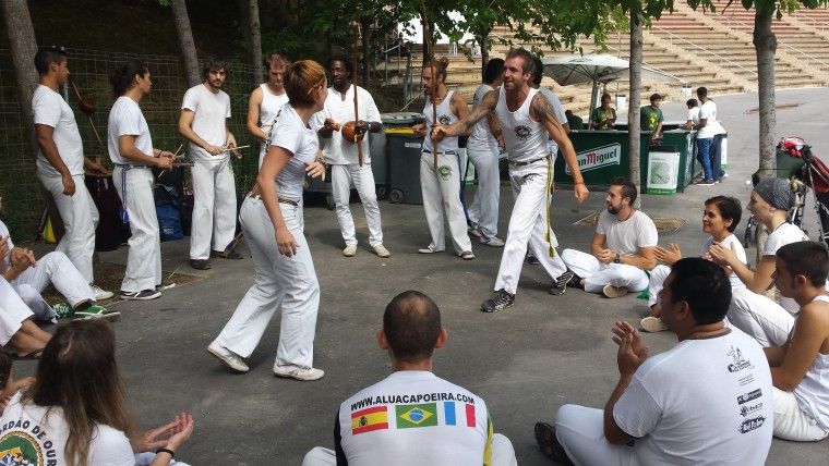 Diumenge 9 de setembre celebra el Dia del Brasil al <a href="/PobleEspanyol/">Poble Espanyol</a>. Escola de samba, artistes de la música pop brasilera, mostres gastronòmiques...  🇧🇷 🍹
De 13 h. a 24 hores. + info 👉 ow.ly/g1mz30lBbjV