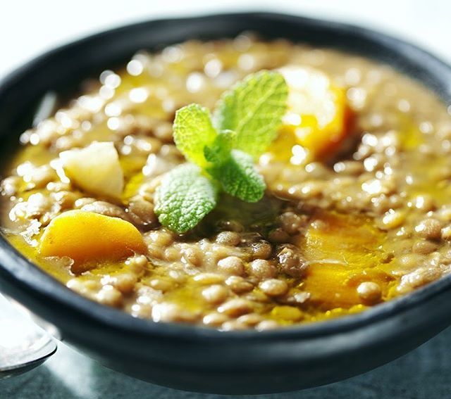 Voor wie na een lange regenachtige dag wil opwarmen met een kop soep. Bij Aangenaam staat er vanmiddag een heerlijke pan Arabische linzensoep met komijn, aardappel en créme fraiche op het vuur. #dagsoep #linzen #bio #haarlem