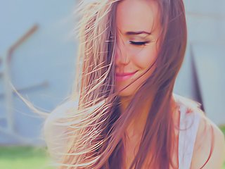 أنا لكَ زهرة العشرين 
و دلال الثلاثين 
وحكمةُ الأربعين 
أنا لكَ جبروت الخمسين 
وتواطؤ الستين 
وعكاز السَبعين