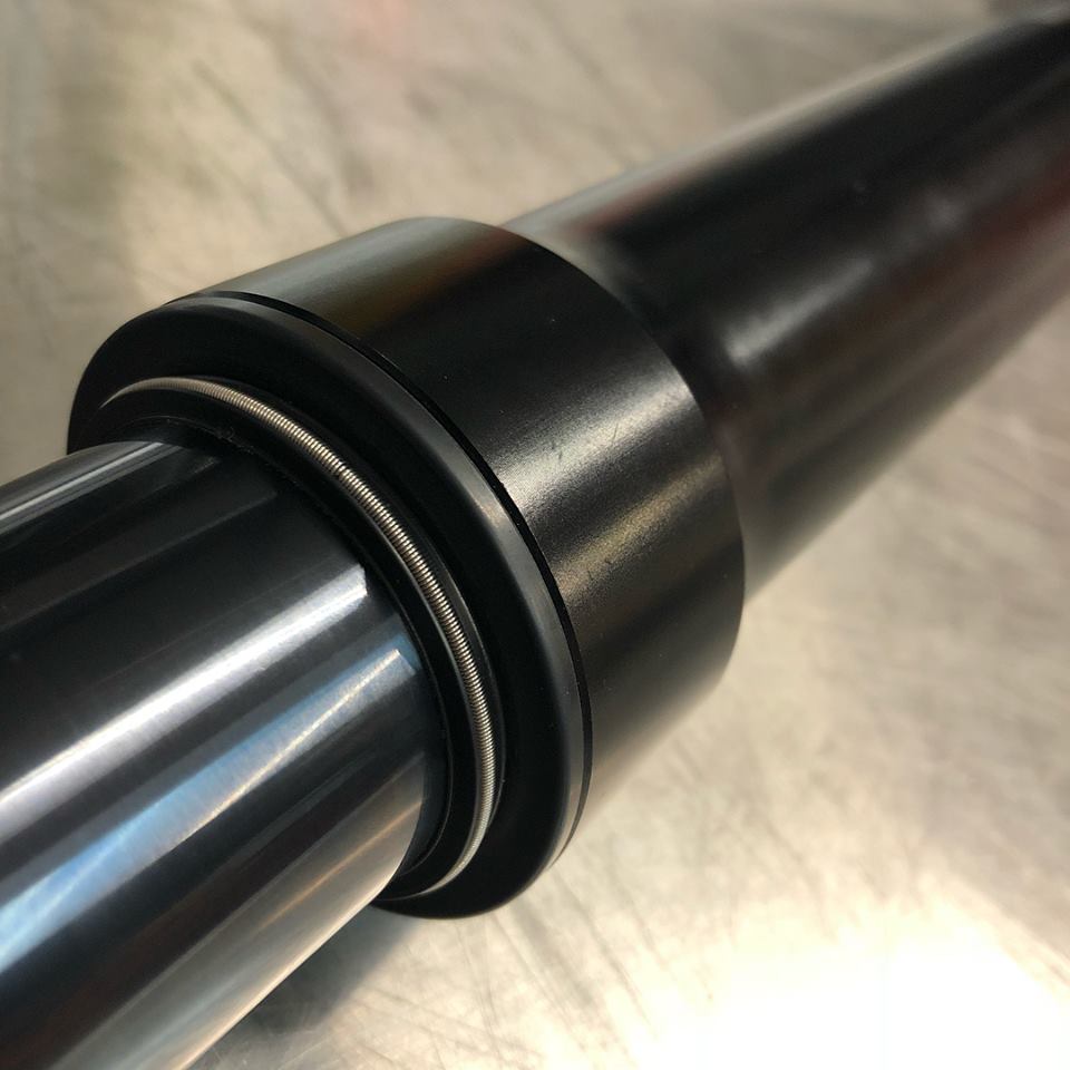 racetechspn's tweet photo. Esta horquilla se fabrica en dos modelos básicos, Raccing, y Sport, ambas comparten Goldvalves y tratamientos anti-fricción, cambian los settings y muelles, la versión Sport arrasa en USA en modificaciones Harley y caffe-racer.  Una unidad Racing la recibiremos en breve. https://t.co/jHdxi0ZL53