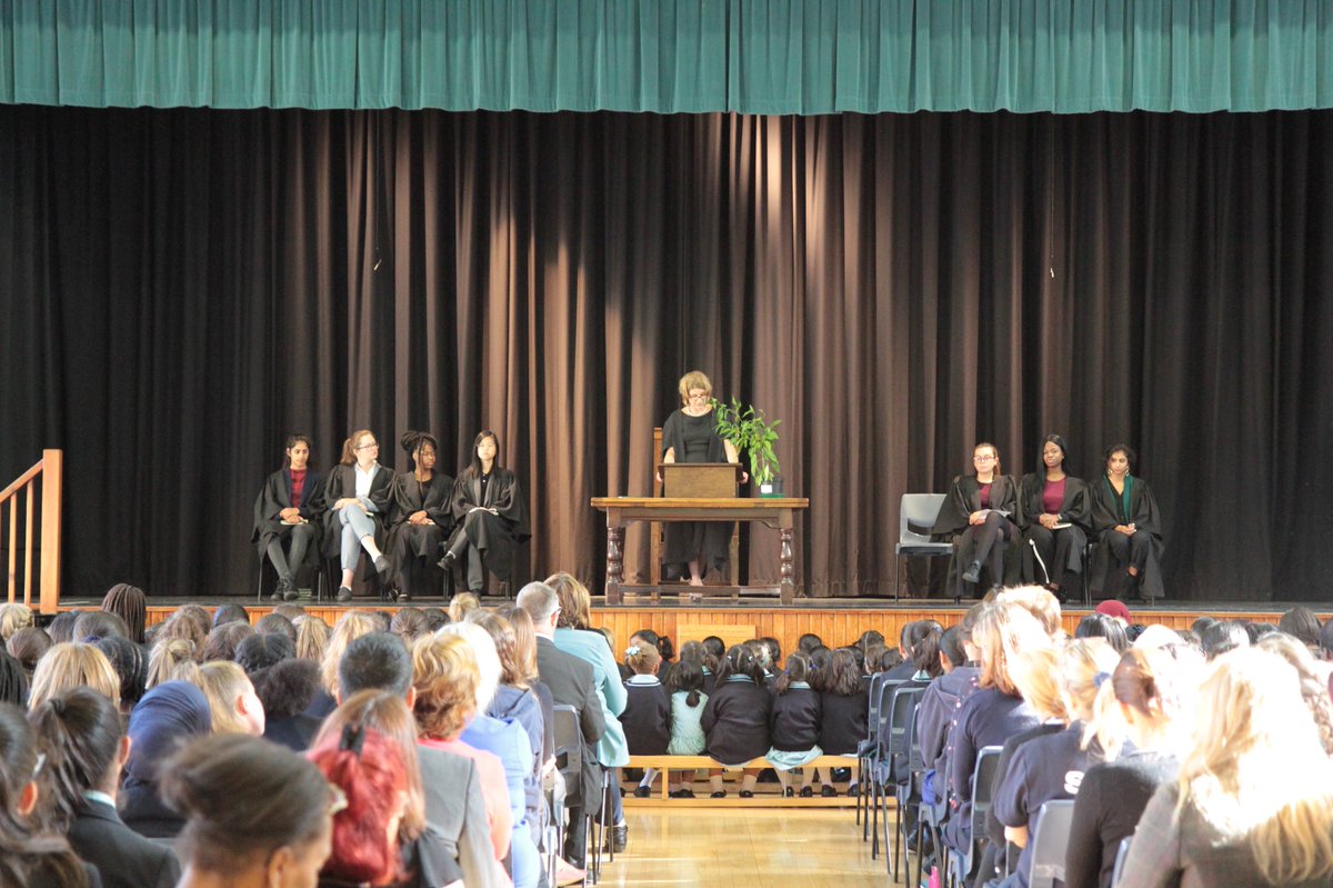 StMargsBushey's tweet photo. A very warm “welcome back” to all our girls on the start of their new school year. Wishing everyone a great day and year ahead ✨ #stmargaretsbushey #backtoschool #termbegins https://t.co/onEo3eghFY