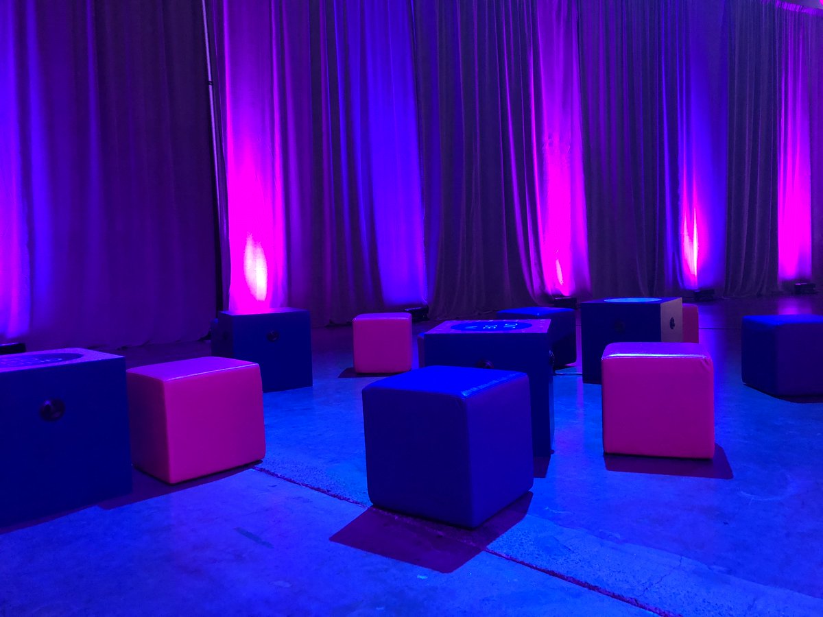 HubSpot's tweet image. Want to win a pair of AirPods? Join in on the #HubSpotScavengerHunt! Find and take a picture of each location, don’t forget to include the hashtags in your tweet. We’ll be picking a winner each day! #HubSpotLove #INBOUND18