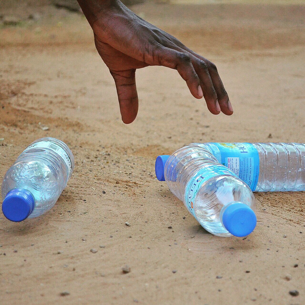 FaucetFace's tweet photo. Did you know that:

❎ Humans produce almost 20K plastic bottles every second?
❎ Fewer than half of them are recycled
❎ 5m to 13m tons of plastic end up in our oceans

REDUCE, REUSE, RECYCLE❗️

Or better yet, go with a stylish #faucetface Glass or Stainless Steel bottle❗️💦 https://t.co/odFkAywwAM