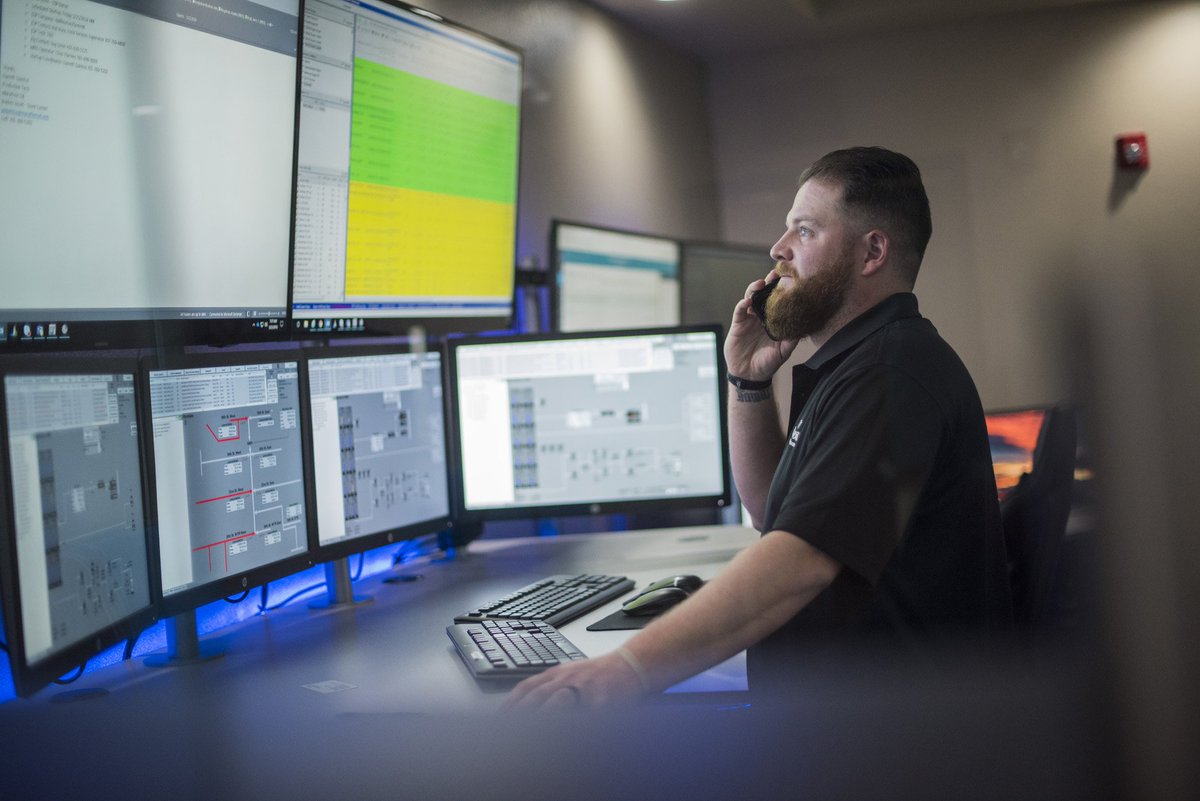 MarathonOil's tweet photo. Our #digital oilfield capabilities extend to #EagleFord, #Bakken and #Oklahoma Resource Basins, with Permian Basin in the works. Learn how the digital oilfield is transforming our operations in our 2017 #LivingOurValues Corporate Sustainability Report.   
https://t.co/5q42GfDLig https://t.co/26g59kHUkX