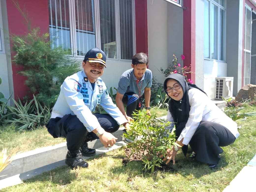 Lapas Pemuda Madiun ikut sukseskan Program Adiwiyata SDN Sriwijaya Madiun Lor 03 Kota Madiun yang kebetulan bersebelahan dengan Lapas Pemuda Madiun. (05/09)
<a href="/DITJEN_PAS/">DitjenPemasyarakatan</a>
@Kemenkumham_Jtm
<a href="/susy_pas/">susy_pas</a>

m.ditjenpas.go.id/lapas-pemuda-m…