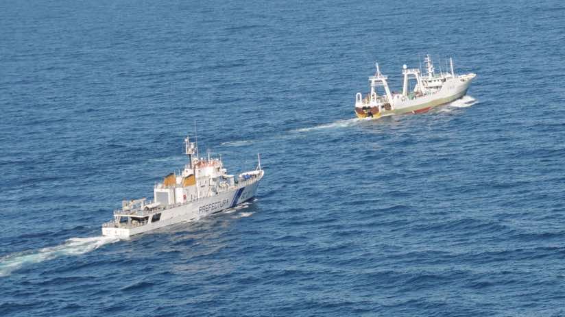 Argentina's coast guard, <a href="/PrefecturaNaval/">Prefectura Naval Argentina</a>, deploys real-time #GIS to track the movement of foreign fishing fleets and confront those that poach squid inside its exclusive economic zone. p.ctx.ly/r/8c3n #antipoaching
