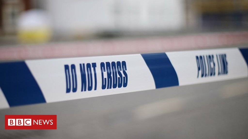 BBCScotlandNews's tweet image. Masked robber threatened newsagent with machete during robbery in Glasgow bbc.in/2wHTTa1