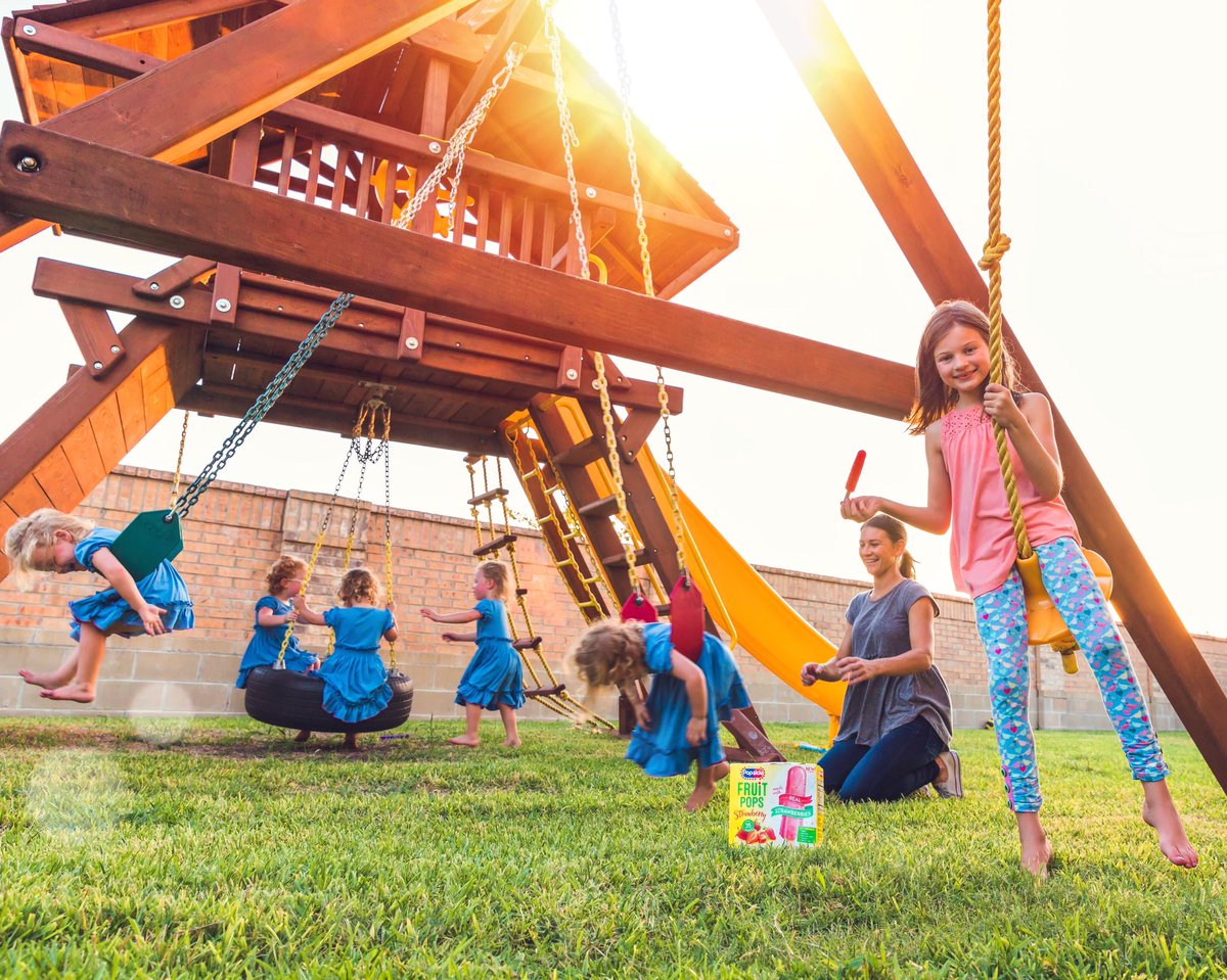 AdamBuzz's tweet photo. #PopsiclePartner Now that the school year is finally upon us, evenings are for enjoying new @Popsicle Fruit Pops while playing in the backyard. Made with just 5 simple ingredients and real fruit, they are the perfect treat after a long day at school. #PopsicleTime #REALSummerFun https://t.co/T6eaIDqyr8