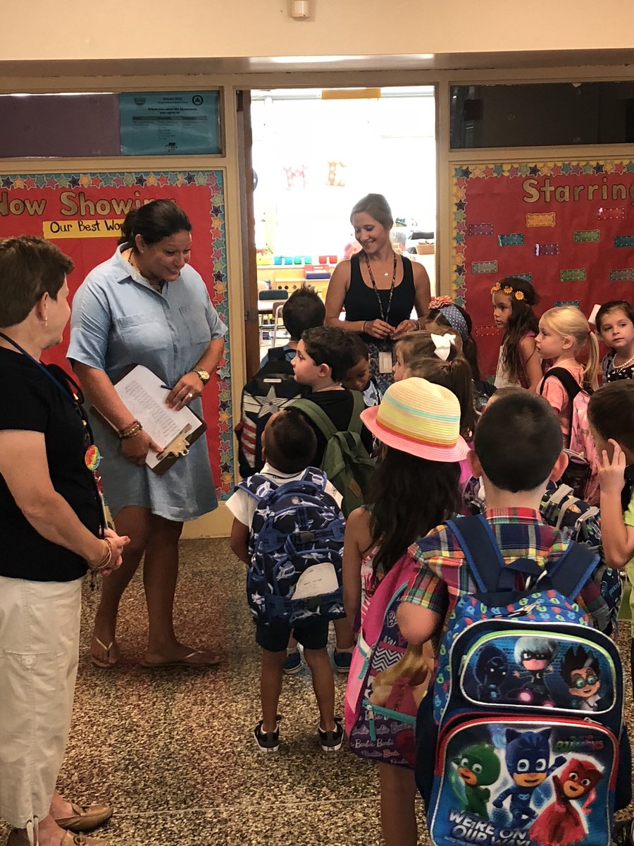 GreatNeck_Super's tweet photo. A room full of excitement! Kindergarten with @LeslieMichS #WelcomeBack2018 https://t.co/kxqDUOxAWM