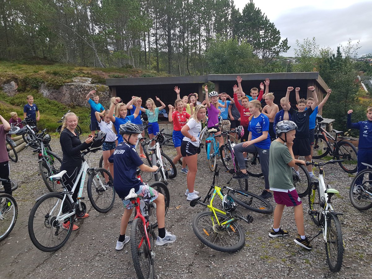 Sporty elever fra Fysak 8. trinn ved Atlanten ungdomsskole gjennomfører Triathlon 🚴‍♀️🏃‍♂️🏊‍♀️
Fin temperatur i sjøen fortsatt.