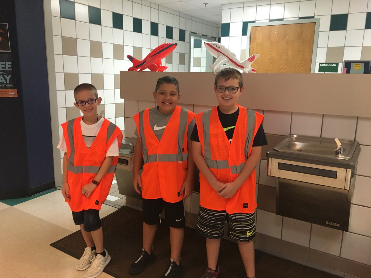 CgossM's tweet photo. Leaders maintaining our Smith Standards - reporting for duty!!#SmithStandards #ExpectSuccess https://t.co/oD76eOkD58