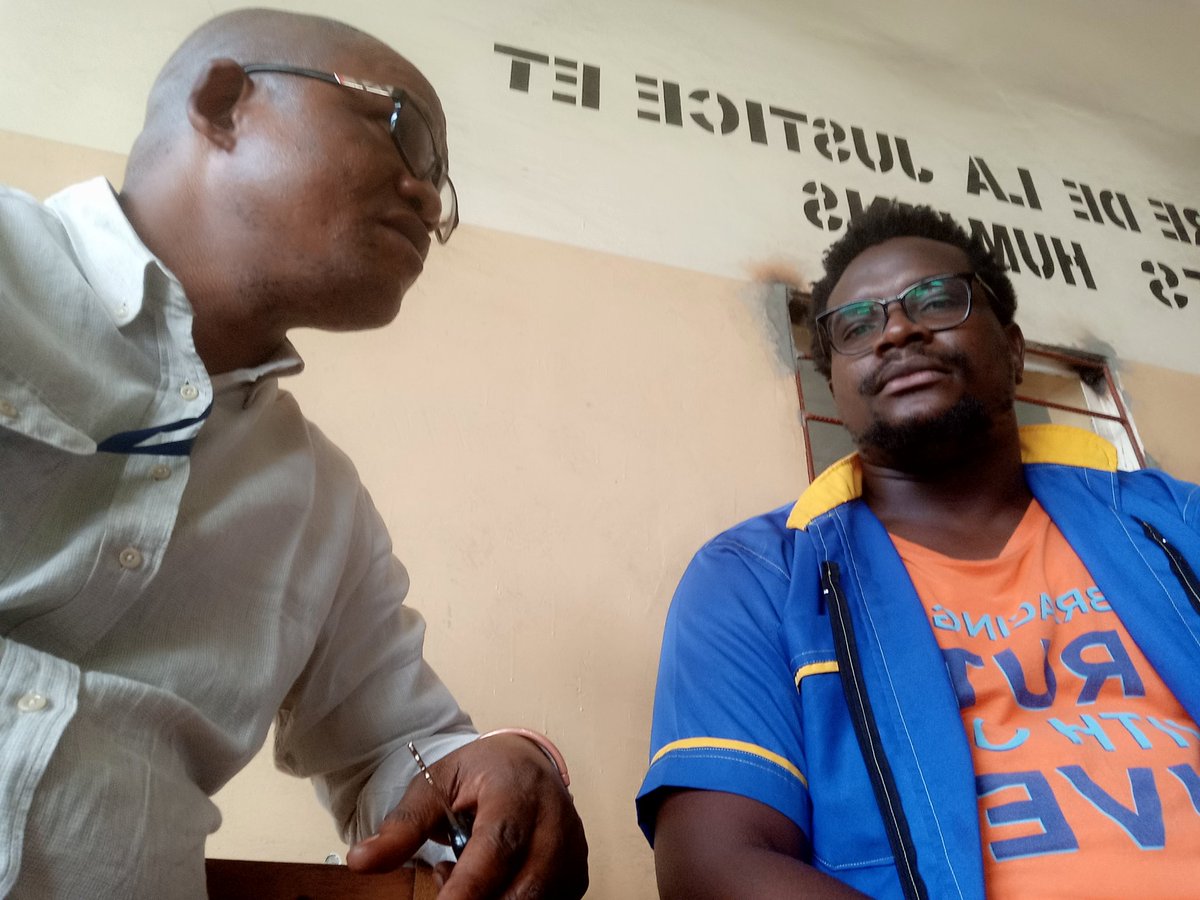 Ce 5 septembre 2018, j'ai rendu visite a mon jeune frère Carbone Béni à la prison centrale de Kinshasa. J'ai trouvé un jeune homme moralement fort et debout, ne regrettant pas ce qui lui arrive et déterminé à poursuivre la lutte jusqu'à la victoire finale
#LePeuplegagnetoujours
