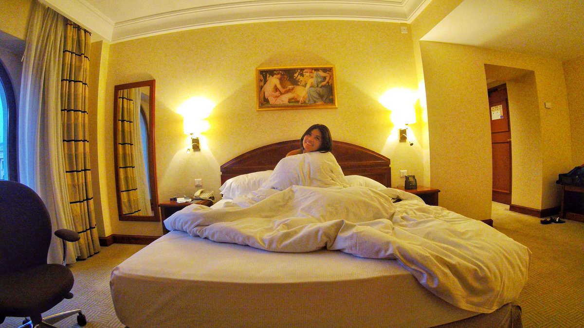 2MonkeysTravel's tweet photo. My beautiful room β€οΈ #discoverbucharest #whileinbucharest #Bucharest #Romania #VisitRomania #RightHere #atheneepalacehiltonbucharest @HiltonBucharest @HiltonHotels @RomaniaTourism https://t.co/XrQ51Mm7Bl