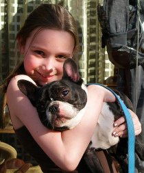 Si tienes niños es importante que les enseñes a tratar con respeto a los animales. Tómate tu tiempo para mostrarles cómo tratarlos con gentileza.. Enséñales que los animales no son plagas ni enemigos, y que son seres vivos que merecen respeto de su individualidad y su espacio.