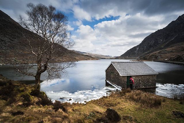 Knock, Knock...is anyone home? 🚪🏞️
·
·
·
#ogwenvalley #snowdonia #wales #northwales #ogwenvalleymountainrescue #snowdonianationalpark #snowdoniagram #tryfan #snowdoniapics #mountains #visitwales #hiking #landscape #snowdon #ovmro #discovercymru #phot… https://ift.tt/2MMyKq1