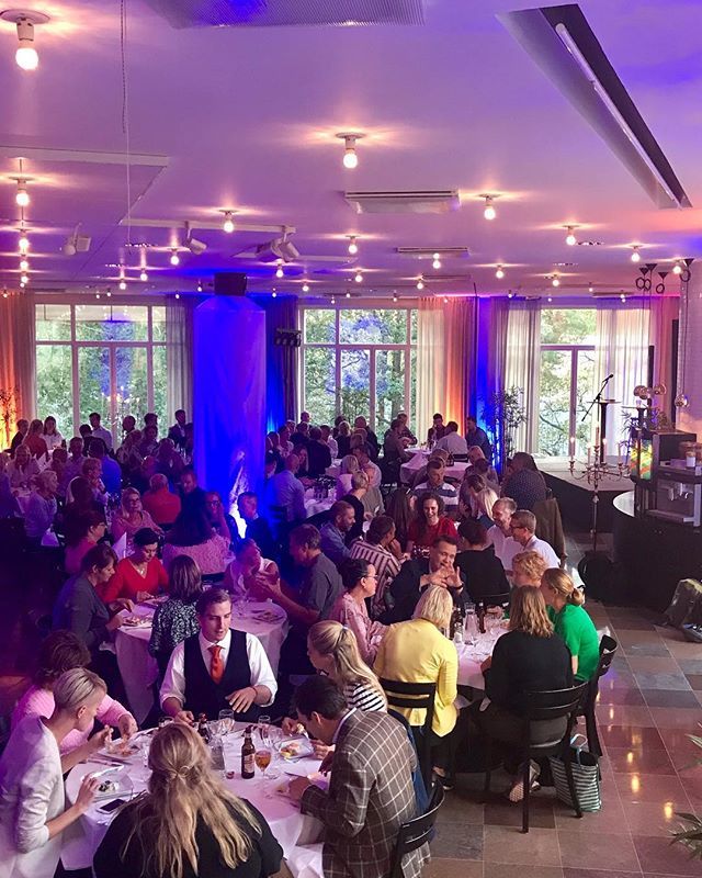 Ikväll dukade vi med hjälp av <a href="/akazia/">akazia</a> upp Olympiarestaurangen för Riksidrottsförbundets personal, efter en lång utbildningsdag på Bosön 💐🍽🌈#härboridrotten #bosön #sikta2025 #olympiarestaurangen ift.tt/2Q6Cu3J