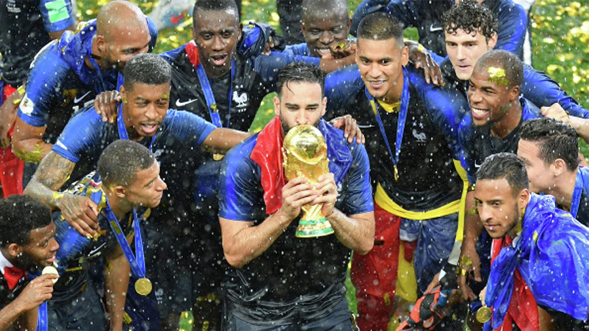 Сборная кубок по футболу. Сборная Франция чемпион по футболу. Награждение сборной Франции на ЧМ 2018.