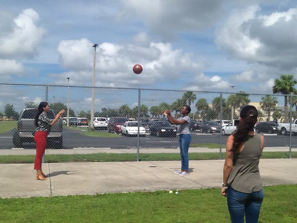 NextGreatThingx's tweet photo. It was an outside-kinda-day at @PalmettoRidgeHS #PhysHNRS investigating the Physics of Sports https://t.co/9wy1zGMGcK
