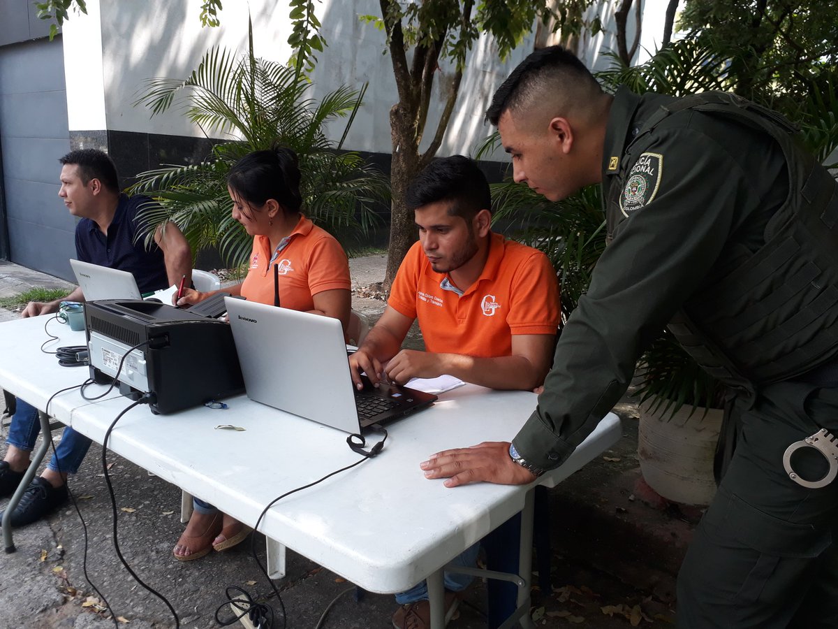 TransitoBmeja's tweet photo. Los operativos en apoyo a la Oficina de Cobro Coactivo continúan realizándose para determinar el estado real del vehículo.Dentro de esta verificación,constatan la cancelación del derecho al porte de placa que deben realizar los propietarios de vehículos matriculados en la ciudad. https://t.co/CyGCb5Ptui