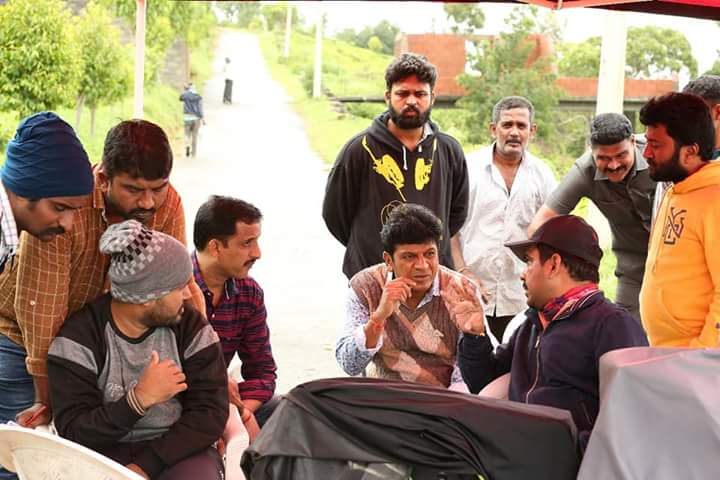 shivannaupdates's tweet photo. #ಕವಚAudioSoon🎧
#DrShivarajkumar♥ Sudhi Teju
#GVRVasu.
#Simada_Mari
@ShivaSainya @DShivarajkumar @PuneethFC17 @PuneethFC17 https://t.co/kaUOVfSM02