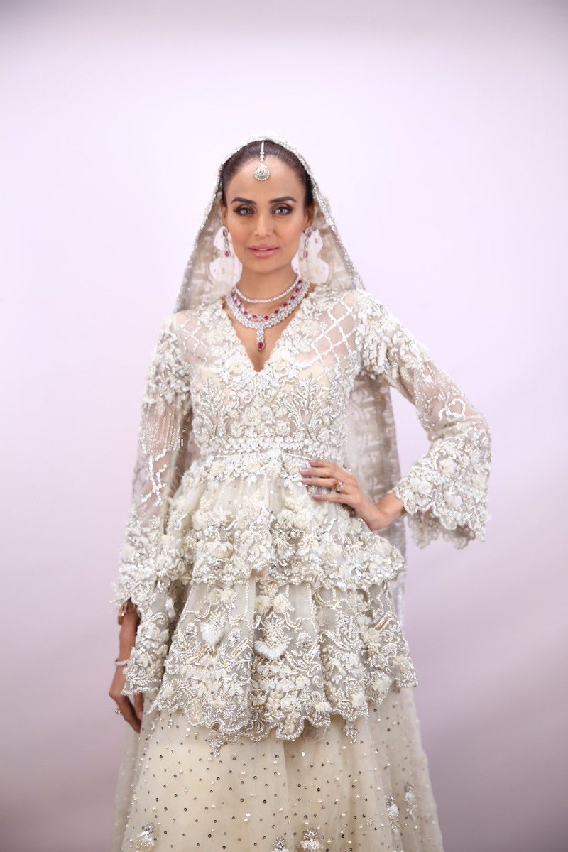 MediaSpringPk's tweet photo. Presenting the L'Orรฉal Paris beauty looks of @iMehreenSyed #GlowPro spotted backstage at #PLBW18! ๐ซ https://t.co/iJZnuLTJZY