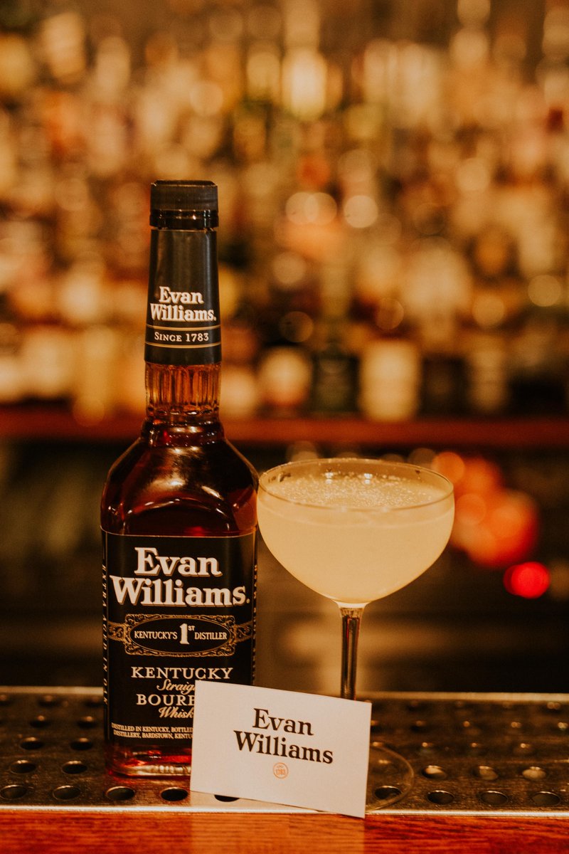 TDCCDF's tweet photo. Evan Williams was a Welshman born in Dale, Pembrokeshire in 1755. Read about his story on our Facebook & enjoy a special cocktail with @Evan_w_bourbon, Fresh Pressed Green Apple, Giner Wine, Lemon, Nutmeg.
#evanwilliamsembassy2018 #discoverbourbon #evanwilliamsontour #findevan https://t.co/Bml4dt2Qjr
