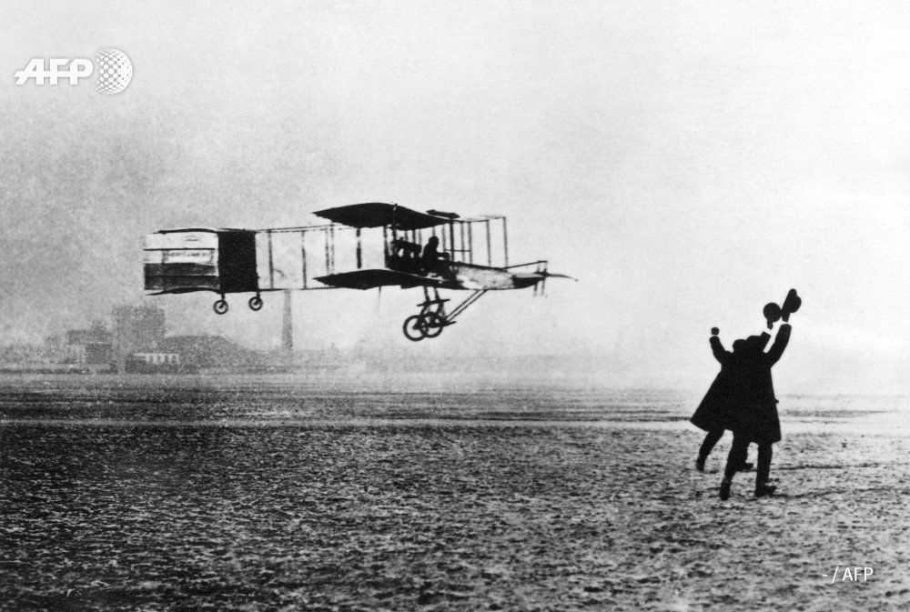 PhotosHistos's tweet photo. Henri Farman parcourt un kilomètre en circuit fermé à bord d'un biplan "Voisin" au-dessus du terrain d'Issy-les-Moulineaux, 1908 #histoire via @AFParchives https://t.co/goDIdYt7vF