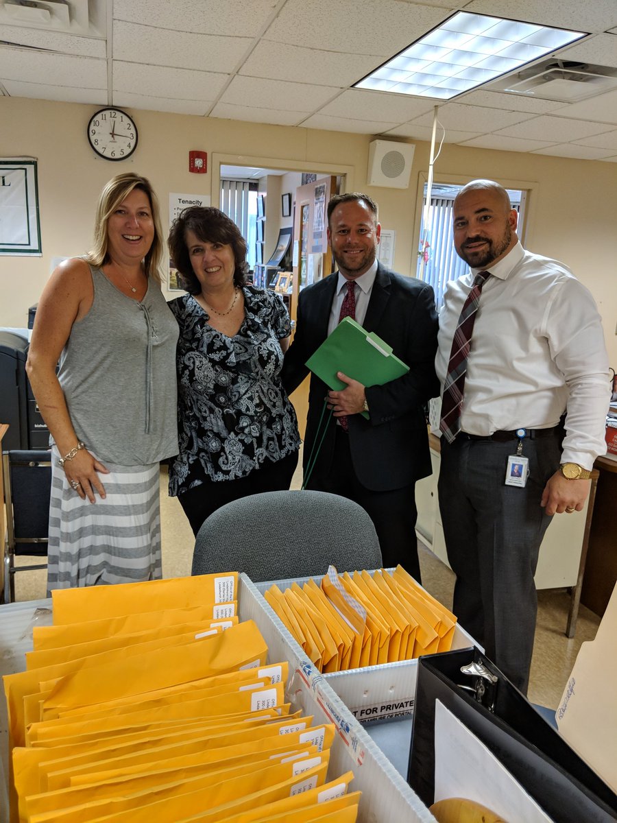 lindenhursths's tweet photo. More #FirstDayForLindy #lindenhursths #LUFSD #LookAtLindy https://t.co/aMF00nekYX