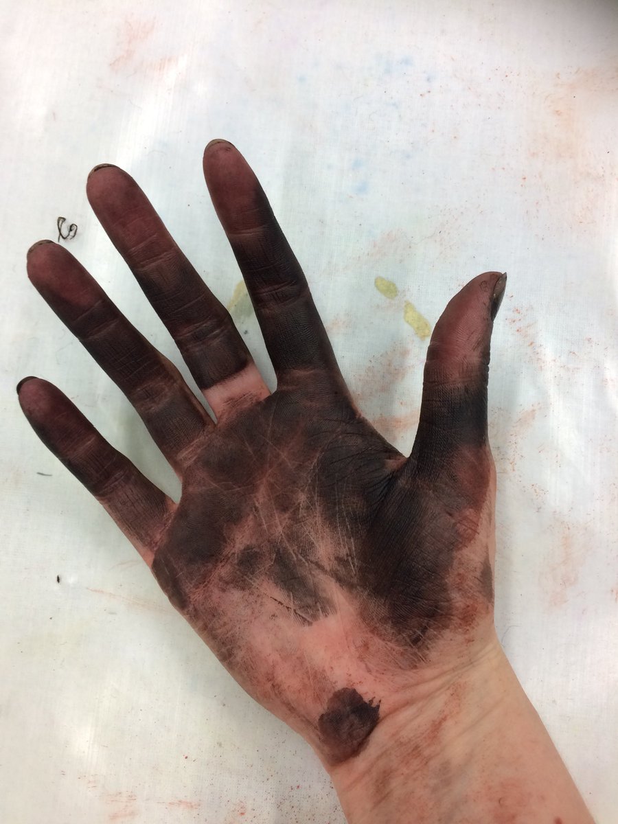 vilmastointi's tweet photo. guess who definitely didnโt forget to remove her rings before starting. #pointlessupdate https://t.co/e5iddFXI0K