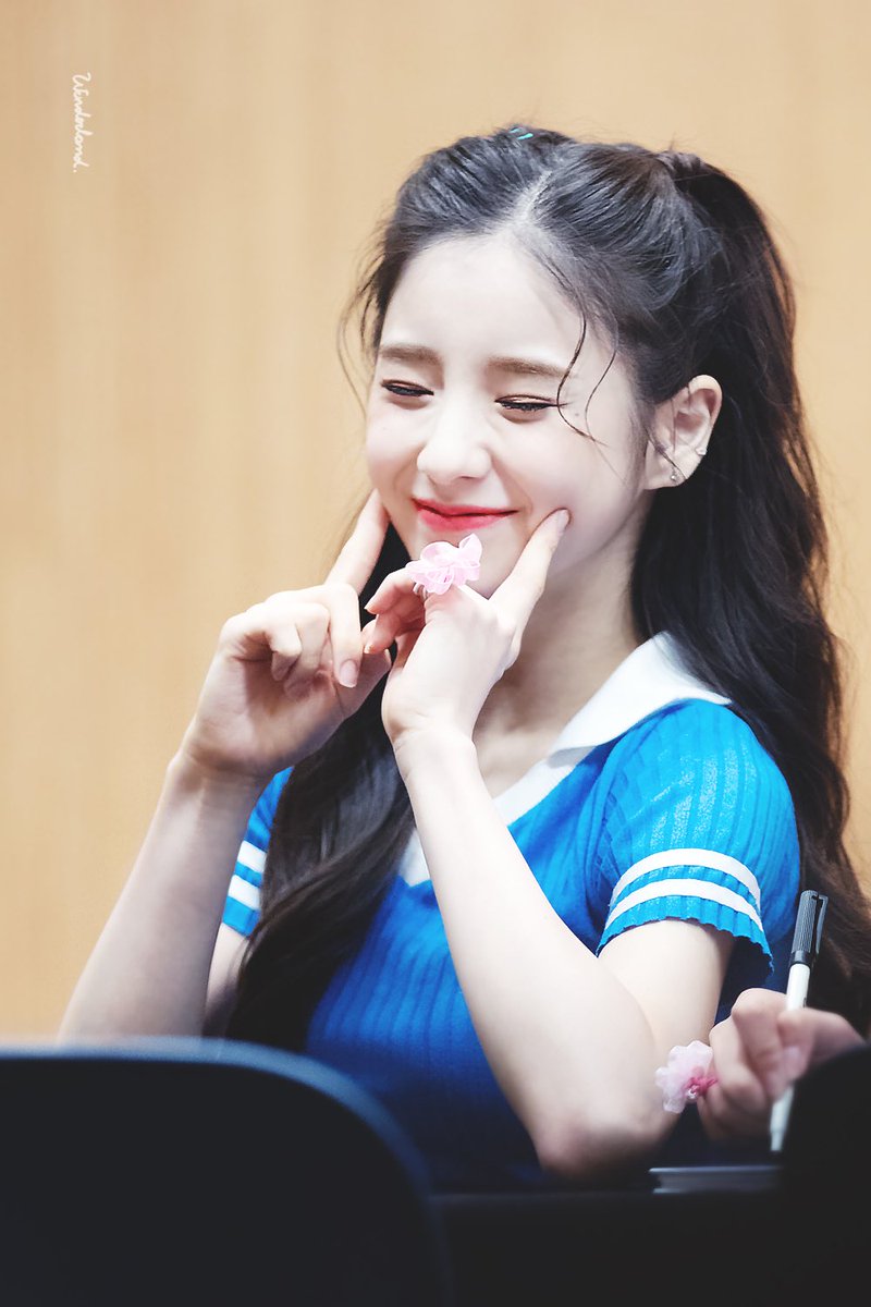 180901 당산 팬싸인회
#희진 #이달의소녀 #HeeJin #LOONA