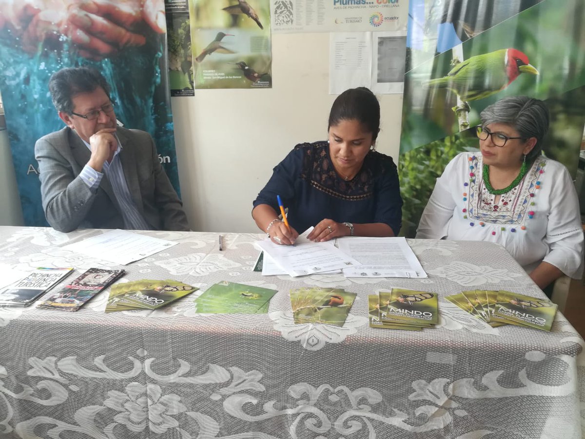 ricardomorenoo3's tweet photo. Hoy, en reunión con la Alcaldesa de San Miguel de los Bancos, @SulemaPizarroC, firmamos el convenio que permitirá coordinar actividades para fortalecer la cooperación interinstitucional con el fin de mejorar el servicio de agua potable y sanemiento en San Miguel de los Bancos https://t.co/NfFIOLcQM2