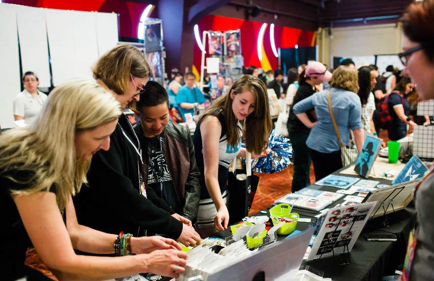 kitschmixtv's tweet photo. Queer Women Fandom ClexaCon Is Heading To London – KitschMix https://t.co/1gXxvsUwjM https://t.co/OaIqvODX4g