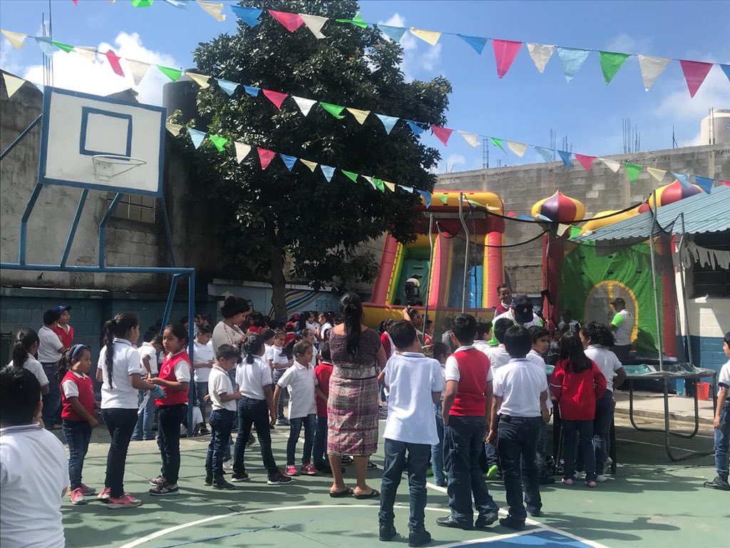 muniguate's tweet image. Niños estudiantes de la Escuela Pública 25 de Septiembre participan en la convivencia escolar con el apoyo del programa Diverti Muni y la Alcaldía Auxiliar de #Zona7. #GuatemalaValeLaPena #AlcaldiasAuxiliaresTrabajando