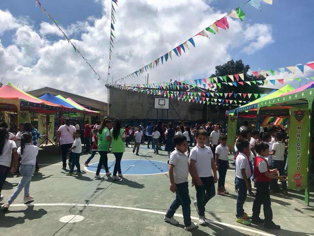 muniguate's tweet image. Niños estudiantes de la Escuela Pública 25 de Septiembre participan en la convivencia escolar con el apoyo del programa Diverti Muni y la Alcaldía Auxiliar de #Zona7. #GuatemalaValeLaPena #AlcaldiasAuxiliaresTrabajando