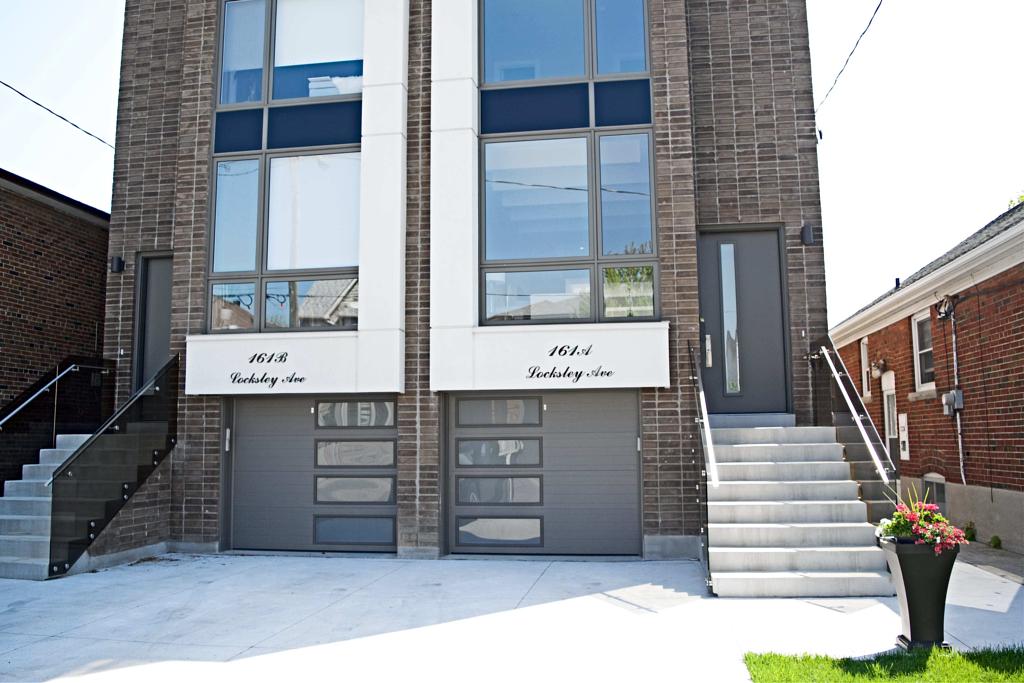 MetropolitanGar's tweet image. Enhance your curb appeal with these stylish garage doors.  These Ribbed/Plank style doors in Bronze with Frosted Thermal windows allow for lots of light to filter in as well as retain heat.

#residentalgaragedoor #contemporary #torontogaragedoors #localdoorsupplier #curbappeal