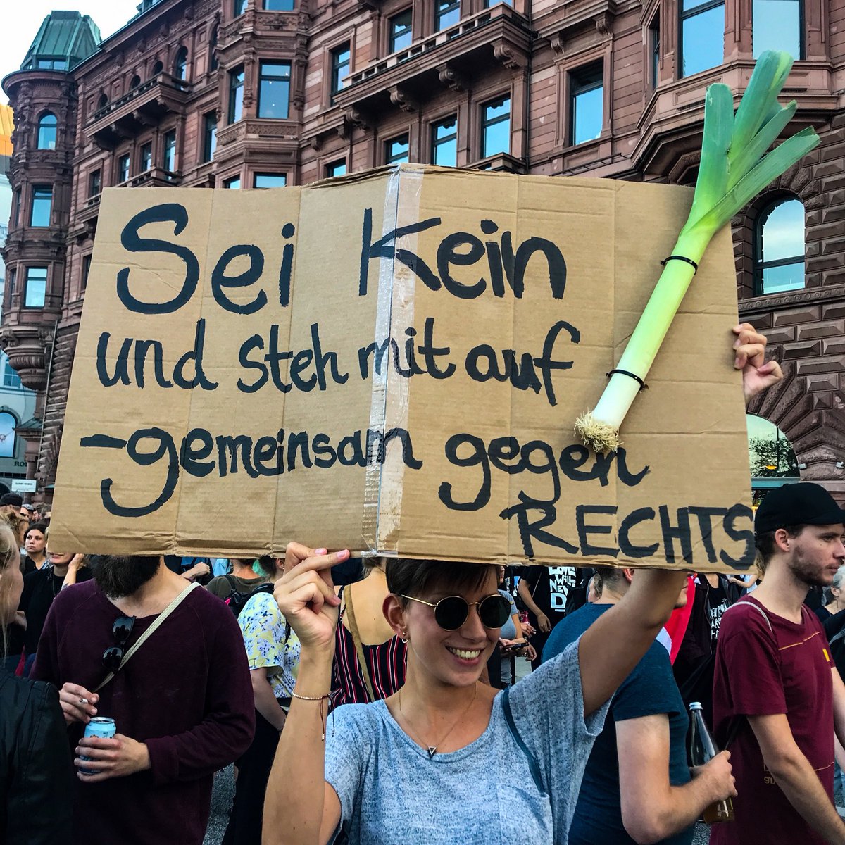 Kreative Vollblut-Demonstrantin. 
#WirSindMehr #GegenRechteHetze #Hamburg