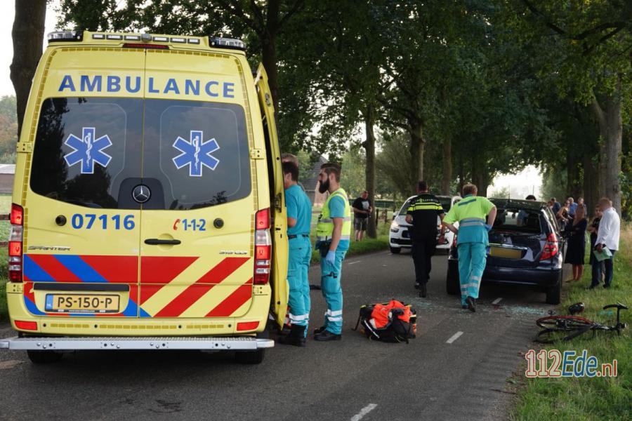 🚨 Wielrenner botst tegen auto in #Bennekom en raakt ernstig gewond 112.press/QjD6tf 112Ede https://t.co/sI2UmcdzwQ