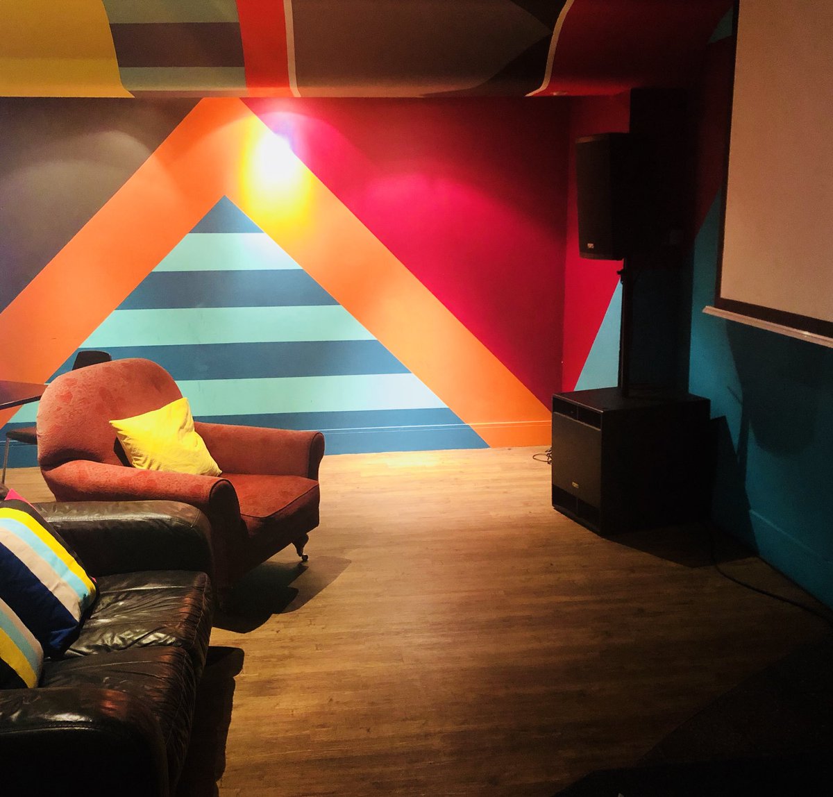 UrbanXchangeBar's tweet photo. Are you coming down this evening for the #film screening with @RISEgalleryuk for the Rise Festival this evening? Bottled #CraftBeer at £3 a bottle and discounts for artists and members #CroydonsRising @CroydonBID @CroydonSHIP @nowcroydon #croydon https://t.co/om5PEfDCdG
