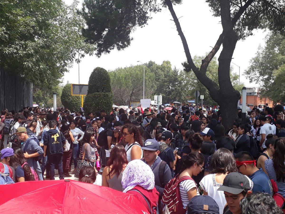 CE_PCyL's tweet photo. Se empiezan a juntar los contingentes y ya no se da abasto la entrada de la @UNAM_FCPyS https://t.co/uY0MxCH6K6