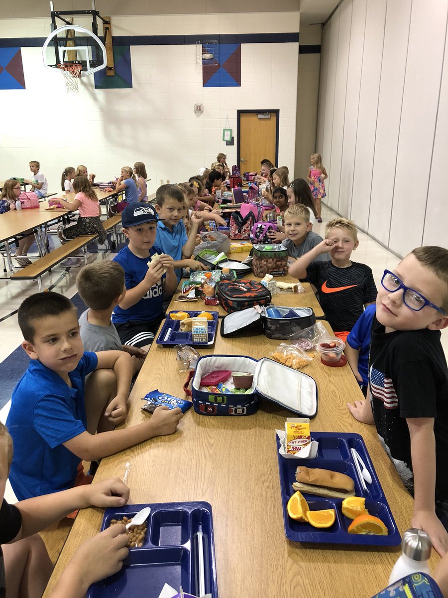 BenFranklinFPS's tweet photo. 2nd grade lunch action! #pridefps https://t.co/Bw9a8A1Gnc