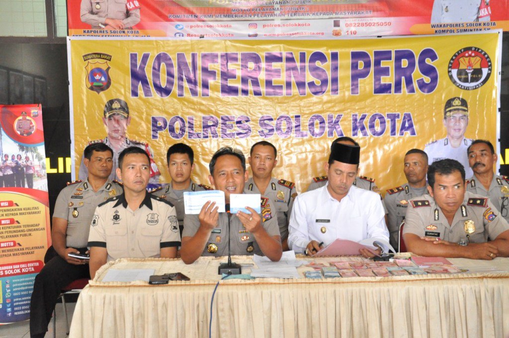 Hms_poldasumbar's tweet photo. Diduga melakukan Pungli, Oknum Kepala Sekolah di Kota Solok kena OTT https://t.co/3z6qBy7Rbr https://t.co/xAIMhiR5FY