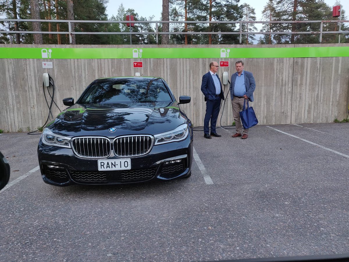 SaarelaHeikki's tweet photo. Konserninne ”bensadino” on pysäköity sähköautoille varatuille parkkipaikalle. Facebook Tesla klubin keskustelun perusteella autoa ei pyynnöstä huolimatta suostuttu siirtämään pois. Kuvastaako tälläinen muista ihmisistä piittaamaton toiminta yrityksenne toimintaa? @RANYhtiot https://t.co/qNwbOpXkV4