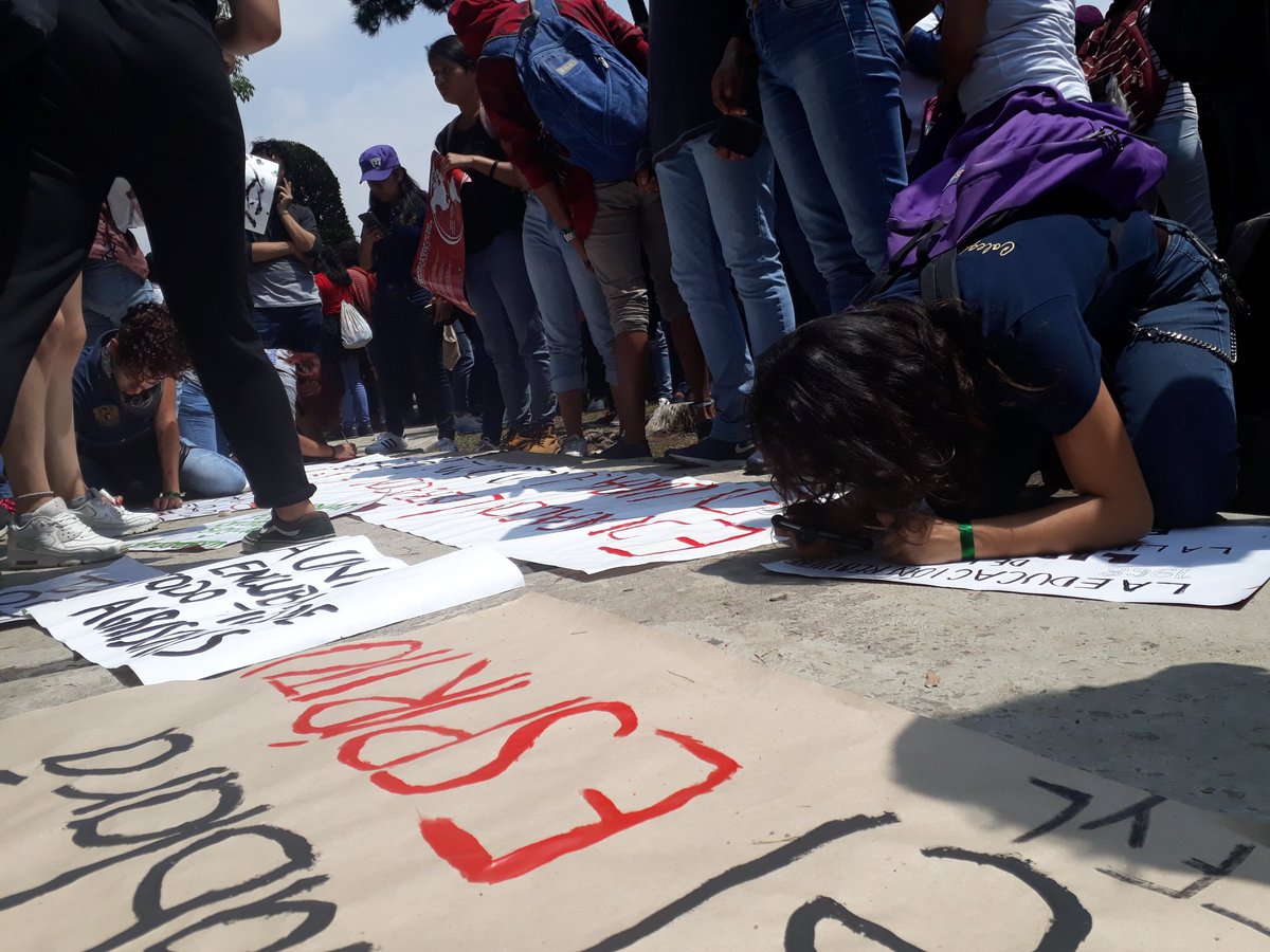 CE_PCyL's tweet photo. Elaborando carteles previo a la marcha #FueraPorrosDeLaUNAM https://t.co/Vfhi7wTRhN