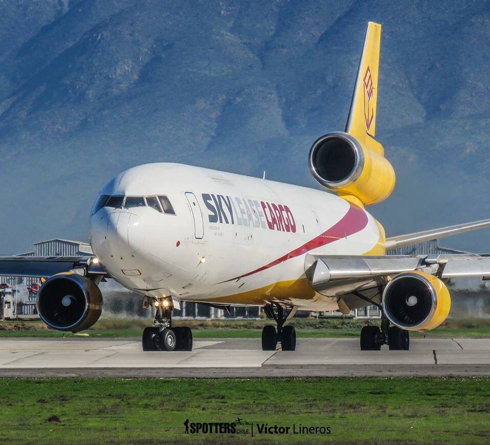 Spotters_Chile's tweet photo. El espectacular McDonnellDouglas #MD11 ✈️ de SkyLease Cargo ingresando a pista.
Foto: Víctor Lineros 📸
#SkyLease #SpotterChile https://t.co/zJfoRmlU3p