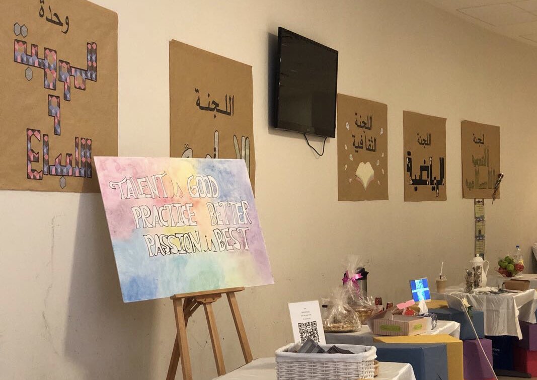 Med17_Events's tweet photo. الحمدلله في الختام وعند التمام💛
نشكر نحن طلاب وطالبات #Med17 عميد ووكلاء كلية الطب على لطفهم وكرم حضورهم ودعمهم الدائم لنا، كما نشكر دفعة #Med18 على حضورهم وحماسهم.. شاركونا انطباعكم عن الفعالية ونلقاكم في فعاليات اخرى بإذن الله 🙏🏻! https://t.co/8ERzysXBX6