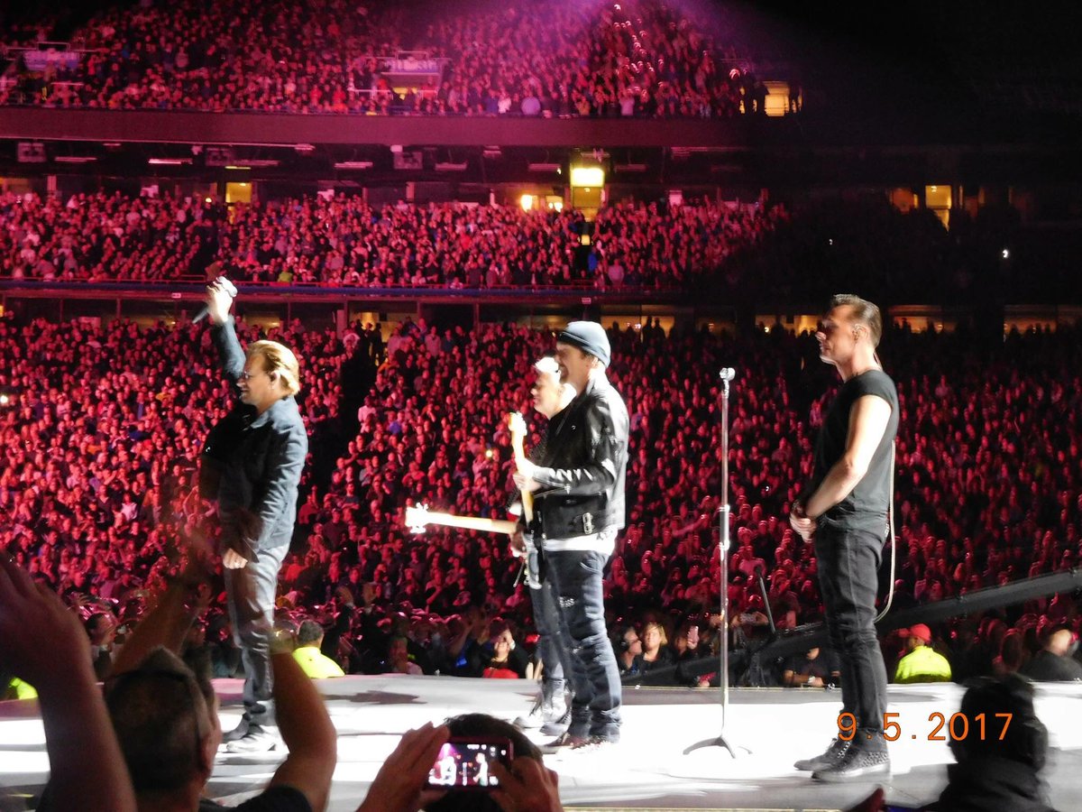 rachelhawkins03's tweet photo. #OneYearAgo #u2 #U2JoshuaTree2017 #buffalo #U2eiTour #bono #TheEdge #LarryMullenJr #AdamClayton https://t.co/pJx898yPcU